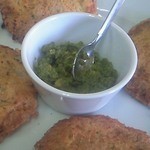 ハラールフードマルハバ - Shami Kabab拡大図。ハンバーグ風のケバブはインドでは珍しく和牛を使っており、チャツネは唐辛子とミントでインド料理好きなら必ず気に入る辛さ