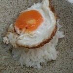 のざわ食堂 - 少し醤油を垂らし目玉焼きをご飯に乗っけて食べるの図＾＾