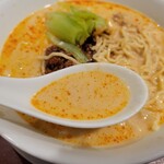 美華園 - 担々麺のスープ