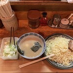 とんがら亭 - 和風豚骨つけ麺(左のねぎ入れ放題)