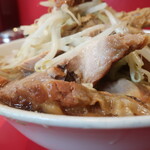 ラーメン二郎 - 豚の厚み