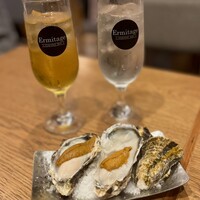 Seafood bar Ermitage 横浜鶴屋町店 - 生牡蠣うにのせ