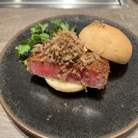 焼肉うしごろ 池袋店 - 和牛ヒレカツのトリュフチーズバーガー