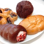 GODIVA Bakery ゴディパン 本店 - アン・ドゥ・ショコラ、ショコラティエのカレーパン、チョココロネ、カカオのクリームパン