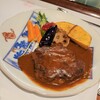 ロジエ - 料理写真:伊万里牛100％ハンバーグ。お皿は伊万里焼。江戸時代のもののようです。