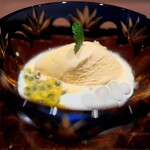 Hiro sawa - バニラアイスにパッションフルーツやタピオカ、ココナッツミルクを添えて。