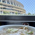 ラーメンの店 ホープ軒 - 「国立競技場」と「ホープ軒のラーメン(950円)」