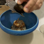 Maison DIA Mizuguchi - 食べられるスモークシャボン玉・名古屋コーチン卵のポーチドエッグ
      北海道産インカの目覚め・サマートリュフ