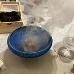 Maison DIA Mizuguchi - 食べられるスモークシャボン玉・名古屋コーチン卵のポーチドエッグ
      北海道産インカの目覚め・サマートリュフ