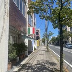 Trattoria PARAVINO - 意外と目立たない、通りすぎちゃう、この看板が目印に