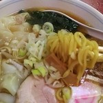 江戸豊 - 奥から黄色い中太麺が！