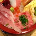 たぬきすし - おまかせ丼(日替り・900円)