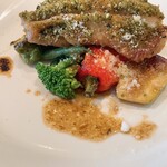 mica male - 鶏もも肉の香草焼きの反対側！　
付け合せの野菜のも種類も豊富で調理の仕方も一工夫されていますよ！