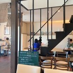 mica male - 店内の雰囲気。マダムがたくさんでこれくらいしか撮影できませんでしたが、ほんといい雰囲気ですねー