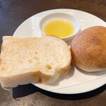 mica male - パンは2種類。オリーブオイルが付いているので評価高し！