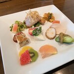 mica male - 前菜盛合せを左手からパシャ！