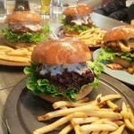 グリーディ フォックス バーガー - バーガー４個☆壮観です!!６人位座れそうなボックスシートは、おこもり感があって、おしゃべりが弾みました♪