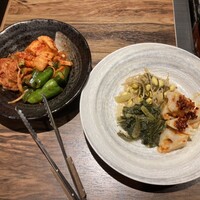 黒毛和牛ヘレ肉専門店 炭火焼肉 りきちゃん 北浜店 - キムチ3種・白菜、胡瓜、山芋 、ナルム3種・豆モヤシ、小松菜、レンコン