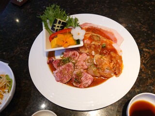 Saika - 焼肉の皿のアップ
                        ◯サイドマッスル
                        大きさは違うけど
                        5キレで1,100円で提供されているサイドマッスルが
                        このランチには4キレも載ってる♪
                        いろんな品もあることを考えると
                        これは絶対にお得だよねえ❕