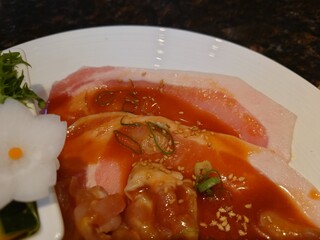 Saika - ◯豚肉
                        ロース肉が2枚載ってて
                        脂の旨味がシッカリあって、これは美味しいよねえ❕