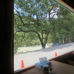 ラーメン河 - 大きな窓から見える景色