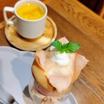 ハチカフェ - ■焼きとろピーチパフェ
            ■オレンジジュース