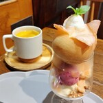 ハチカフェ - ■焼きとろピーチパフェ
            ■オレンジジュース