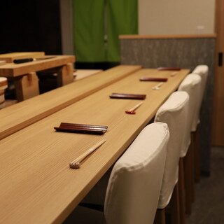 カウンター５席のみの空間