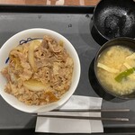 松屋 - 2023/08/21
      牛めし 並盛 つゆだく 400円