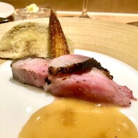 銀座 大石 - 炭火で焼き上げられた岩中豚。コース後半に合わせたサッパリしたテイスト。これぐらいの脂が丁度いい