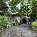 小舟の茶屋くりや - 店外での順番待ち、夏は暑さと蚊に注意