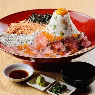 肉宝富士山寿司や牛タンの味噌入りつくねなどが楽しめる肉富士