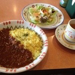 サイゼリヤ - ランチで頼んだキーマカレー。サラダとドリンクバー付き！