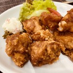 駅前食堂 Seiten - 4個のモモ身と2個の手羽中
醤油味で漬け込まれてる