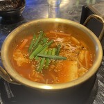 六本木 韓国 - プデチゲ 1518円
メニューの写真にあるようなインスタント麺がぷかっと浮いているような食欲そそるB級感を期待してたけど、麺は完全に鍋底に沈んでいて違うもの出されたかと思った。普通に美味しい。