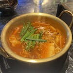 Roppongi Kankoku - プデチゲ 1518円
                      メニューの写真にあるようなインスタント麺がぷかっと浮いているような食欲そそるB級感を期待してたけど、麺は完全に鍋底に沈んでいて違うもの出されたかと思った。普通に美味しい。