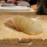 Sushi Itsutsu - 鹿児島 真鯛
                        口にした時、最初に感じるシャリの甘みが少し気になります。
                        真鯛の特徴である食感はやや物足りないですが、味は悪くないです。
