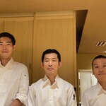 Sushi Itsutsu - 皆さんに写真掲載許可をいただきました。
      右より総料理長の星原氏、真ん中が今回我々の席を担当して下さった店長の工藤さん、そして身長192cmの元ゴールキーパーの料理人さん。
      とっても楽しかったです♪