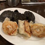 万豚記 - 手打ち2種餃子 小6ヶ(肉肉黒餃子/豚肉ハーブ餃子)