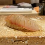 Sushi Itsutsu - 長崎県産 イサキ
                        透明感のある白身が見映え良いですね。
                        脂のりはもう少しと言った塩梅ですが良いのではないでしょうか。