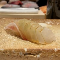 鮨 いつつ - 鹿児島 真鯛
                口にした時、最初に感じるシャリの甘みが少し気になります。
                真鯛の特徴である食感はやや物足りないですが、味は悪くないです。