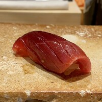 鮨 いつつ - ニュージーランド産 鮪 中トロ
                赤身ではないかと思う程に脂が弱いですね。
                やや水っぽいですかね。