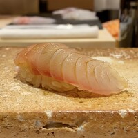鮨 いつつ - 長崎県産 イサキ
                透明感のある白身が見映え良いですね。
                脂のりはもう少しと言った塩梅ですが良いのではないでしょうか。