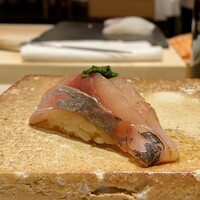 鮨 いつつ - 愛知県 真鯵
                  脂がのり薬味の風味良くこれは美味しいです♪