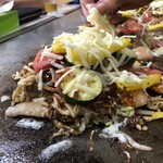 Okonomiyaki Hirano - ソバ、夏野菜とモッツァレラチーズのえびめし