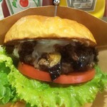 グリーディ フォックス バーガー - ナスが飛び出てます♪袋に入れてかぶりつくスタイルで!!
