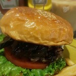 グリーディ フォックス バーガー - 【モッツァレラ肉味噌ナスバーガー ￥1760(税込)】