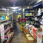 Shinkawaya Saketen - 酒屋の店内ではいたるところで宴会中(笑)