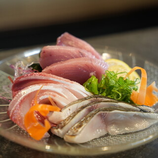 Assortment of 3 sashimi of the day, seasonal fish directly delivered from Toyosu