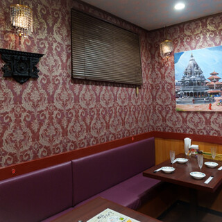 ソファー席も備える店内は、お子様連れでも寛げる広々空間